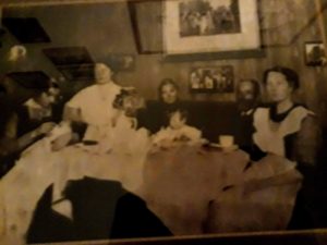 Taufe von Karl Höhn mit Mutter, Großeltern und Tanten